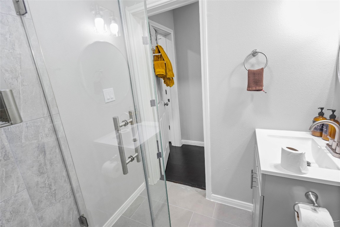 2824 Blodgett Street, Unit 2 Houston, TX 77004 - Photo 25 of 25 a bathroom with a tub sink and mirror