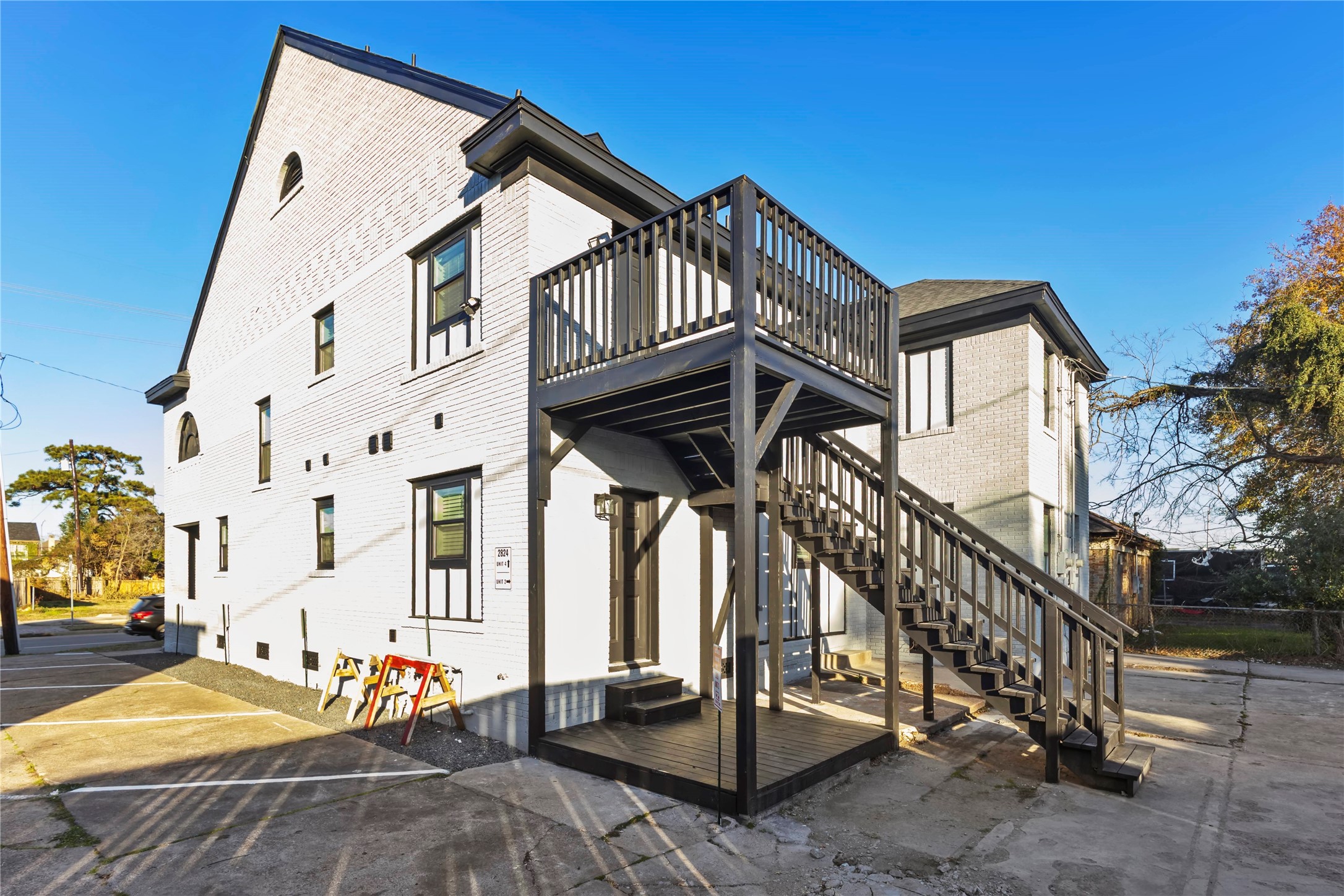 2824 Blodgett Street, Unit 2 Houston, TX 77004 - Photo 4 of 25 a front view of a house with a yard