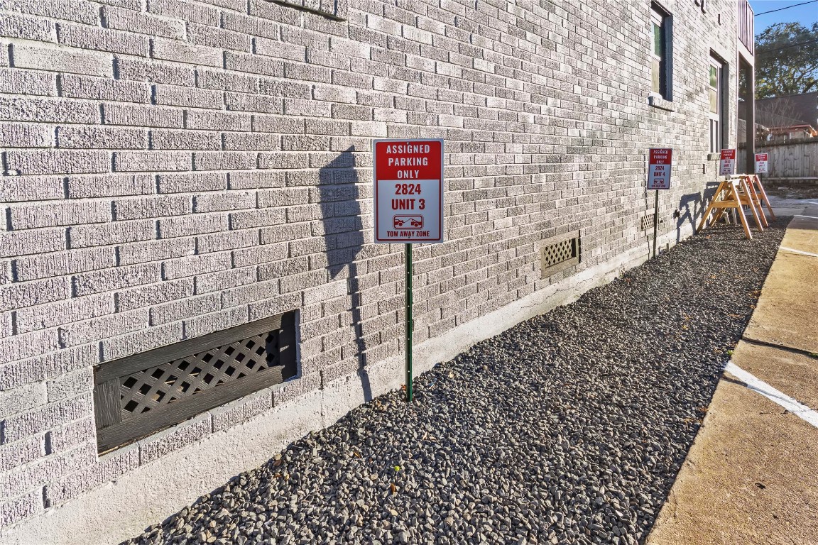 2824 Blodgett Street, Unit 2 Houston, TX 77004 - Photo 5 of 25 a brick building with a bench