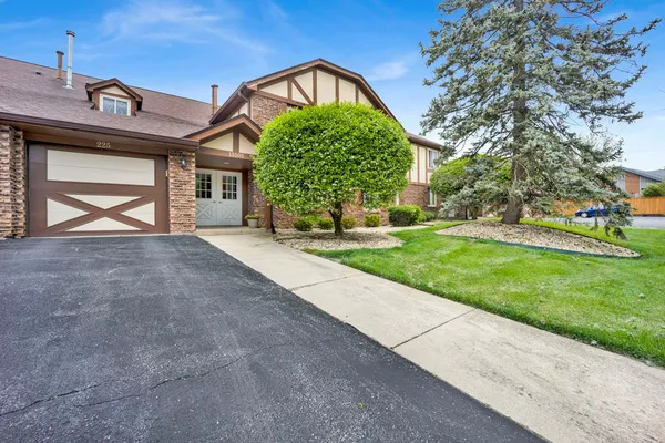 a view of a house with a yard