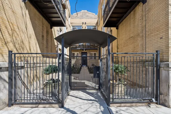 $565,000 | 2547 North Clark Street, Unit 2N, Chicago, IL 60614