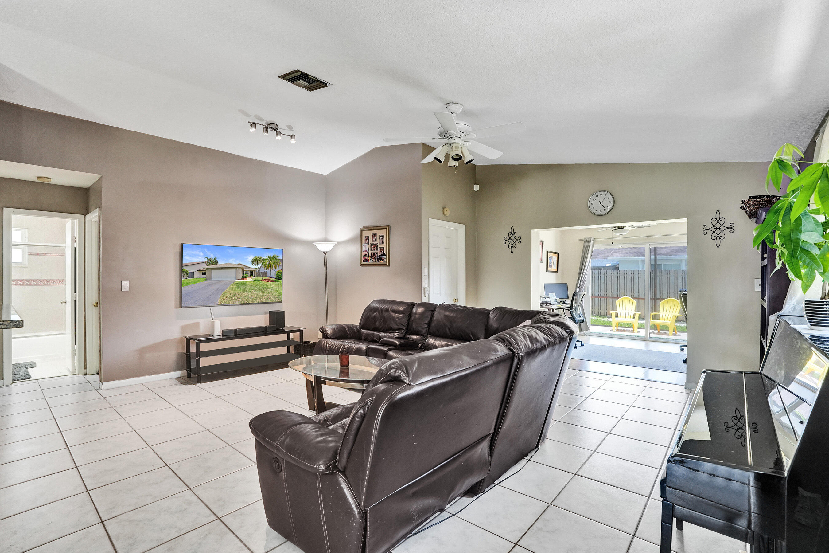 8340 Southwest 41st Street Davie, FL 33328 - Photo 3 of 18 DSC04805