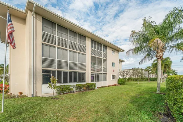 $2,900 | 2855 Garden Drive South, Unit 211, Lake Worth, FL 33461