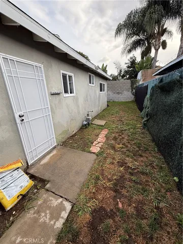 a view of yard with green space