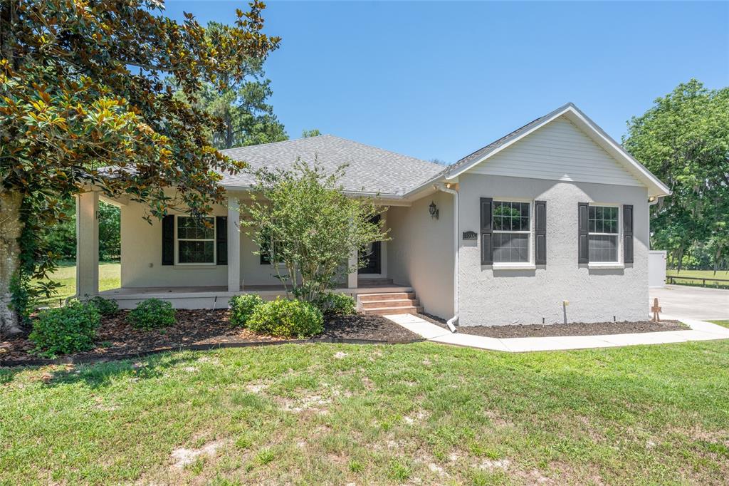 4735 Southeast 112th Street Road Belleview, FL 34420 - Photo 6 of 73 a view of a house with yard and plants