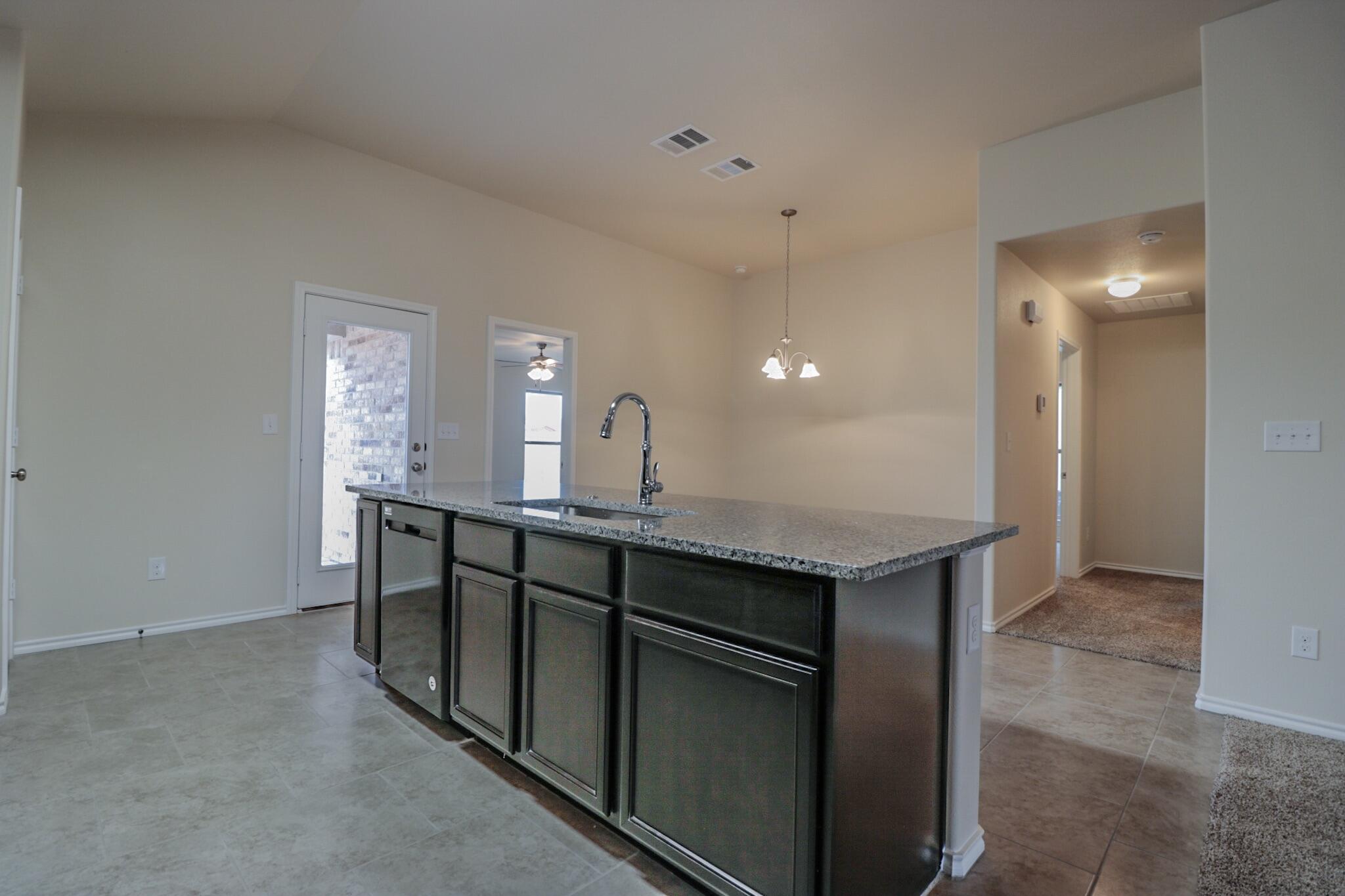 7418 104th Street Lubbock, TX 79424 - Photo 4 of 12 Photo Dec 06, 1 17 38 PM