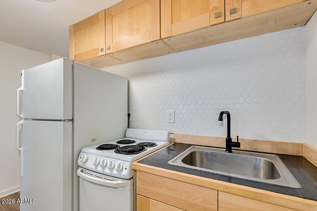 4633 North 8th Place, Unit C Phoenix, AZ 85014 - Photo 5 of 10 11-8th