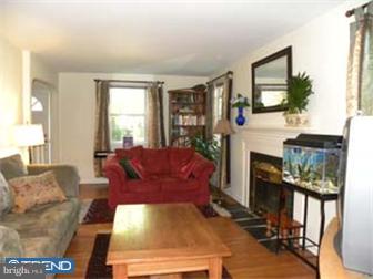 213 Rambling Way Springfield, PA 19064 - Photo 2 of 11 Living Room