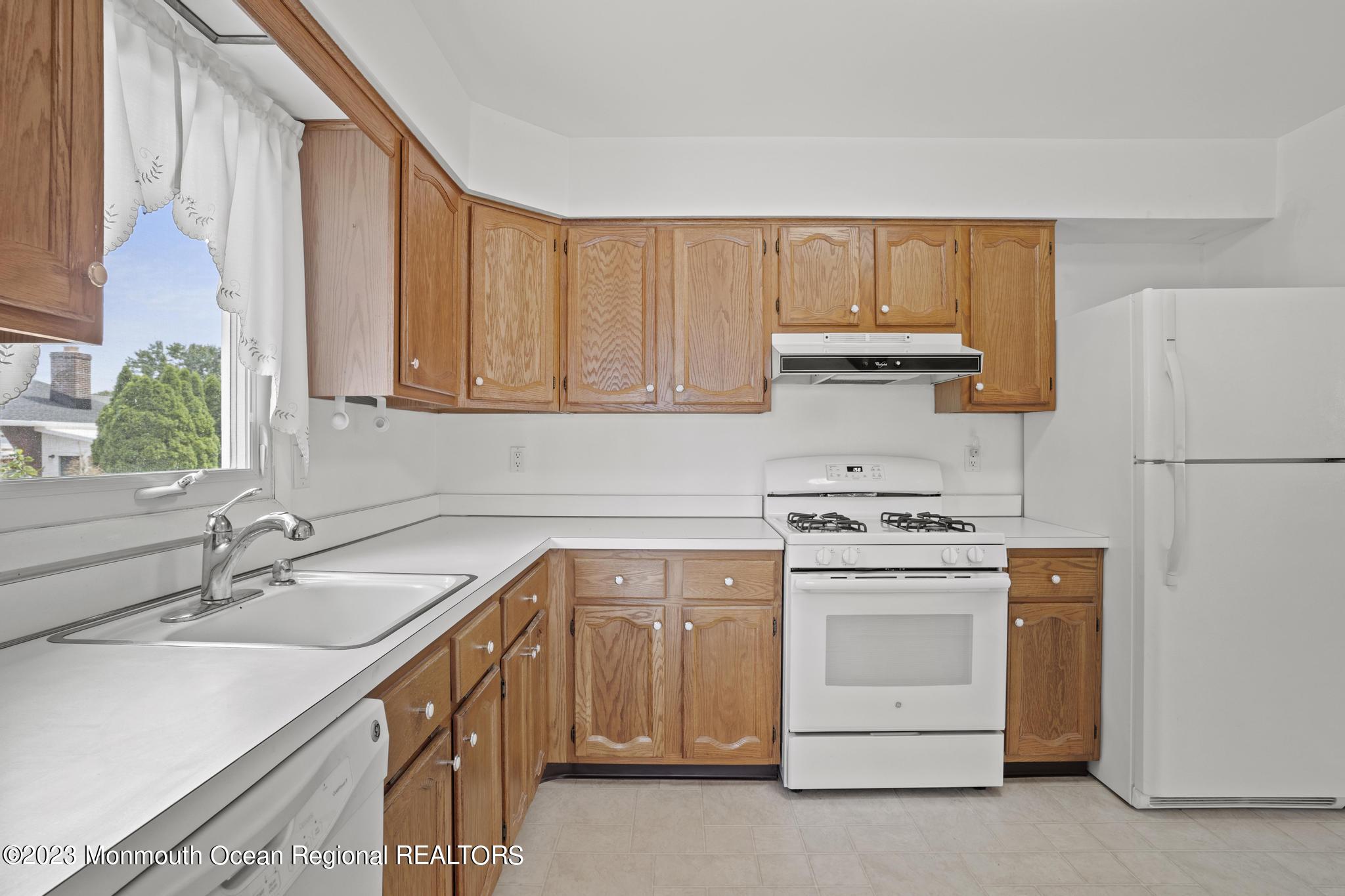 14 Oakfield Road Toms River, NJ 08757 - Photo 12 of 20 14 Oakfield (12)