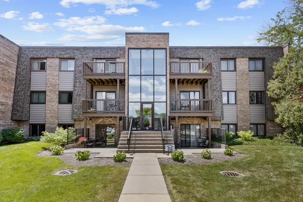 $1,800 | 1444 Stonebridge Circle, Unit H3, Wheaton, IL 60189