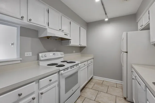 $1,800 | 1444 Stonebridge Circle, Unit H3, Wheaton, IL 60189