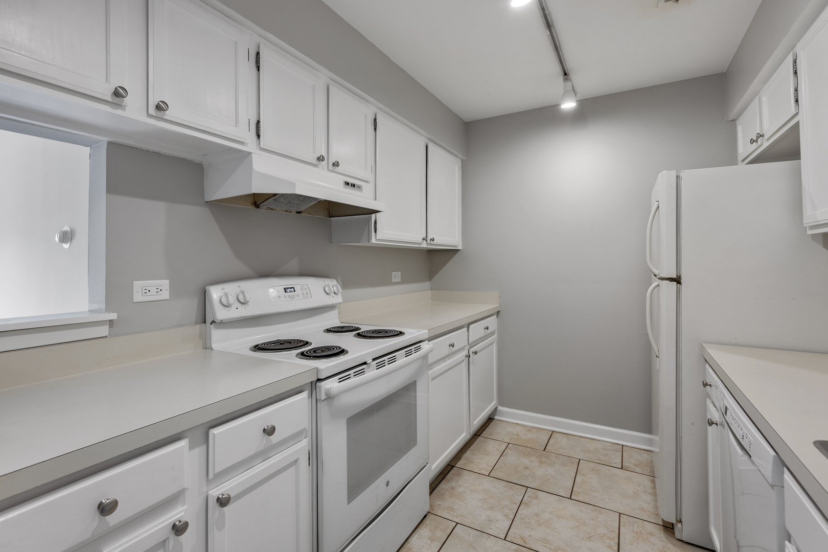 1444 Stonebridge Circle, Unit H3 Wheaton, IL 60189 - Photo 3 of 16