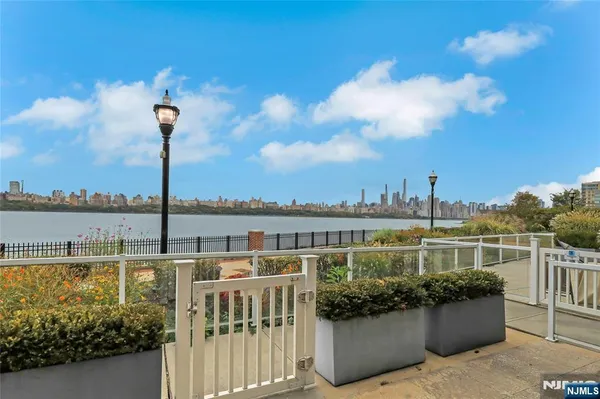 $1,899,000 | 3 Somerset Lane, Unit 109, Edgewater, NJ 07020