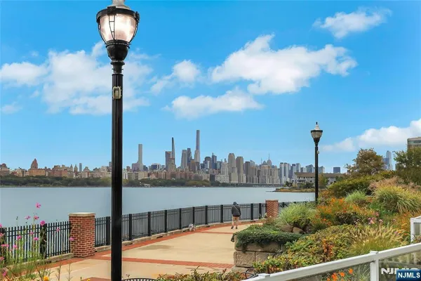 $1,899,000 | 3 Somerset Lane, Unit 109, Edgewater, NJ 07020