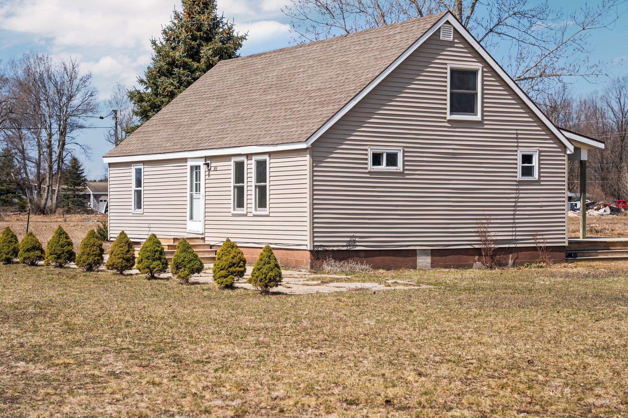 7602 Hoadley Road Benzonia, MI 49616 - Photo 2 of 43