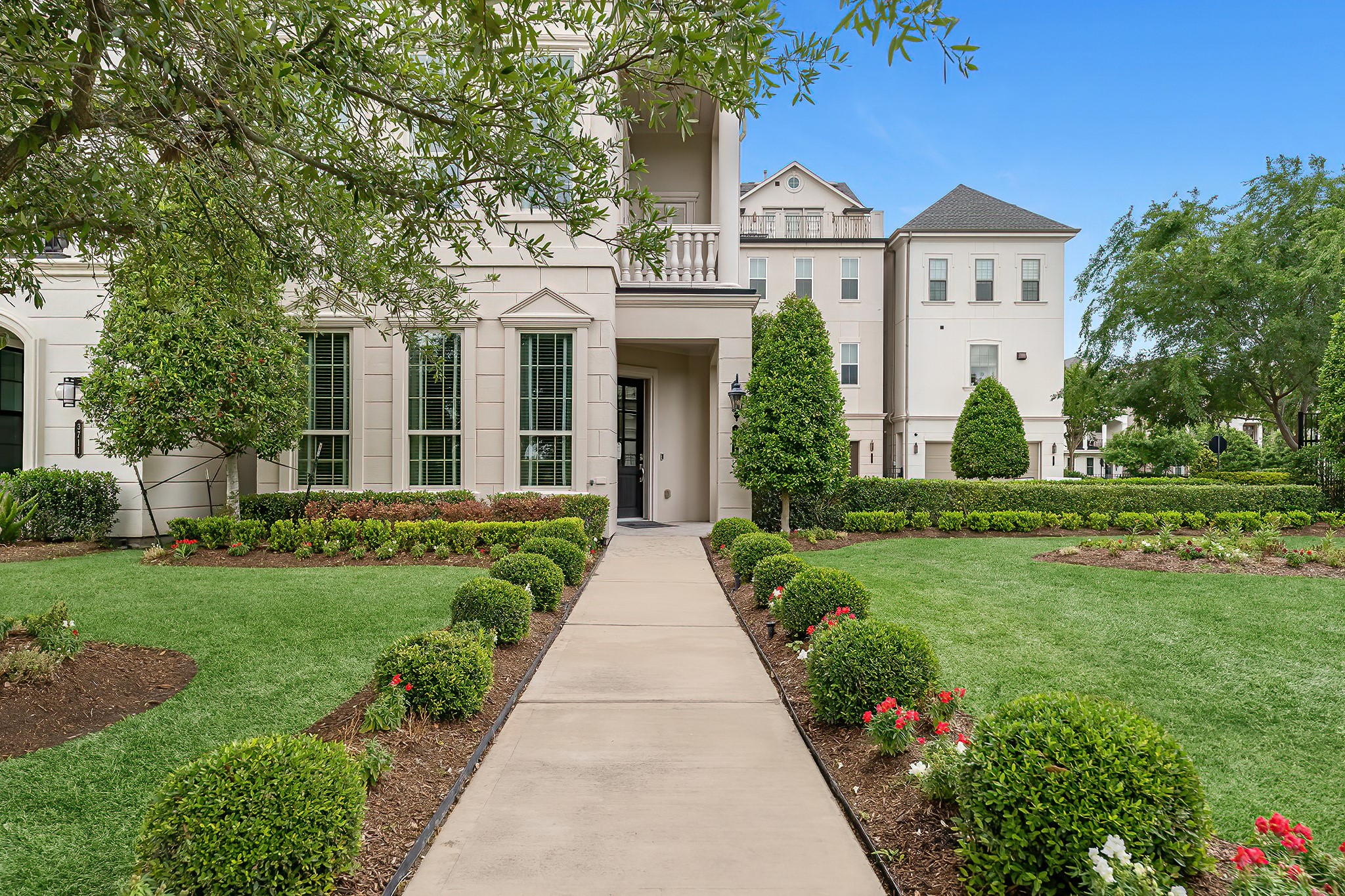 3709 Somerset Commons Lane Houston, TX 77055 - Photo 2 of 32 front view of a house with a yard