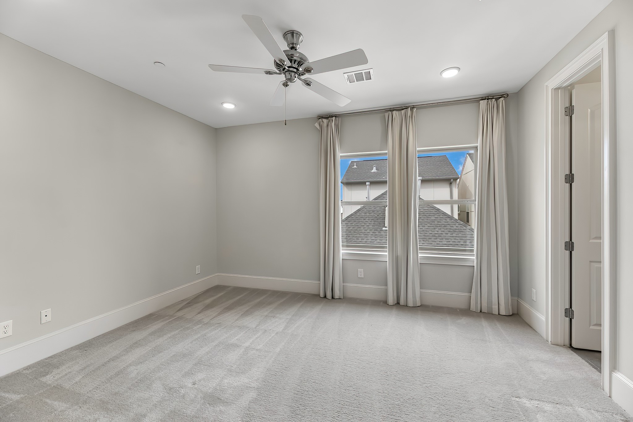 3709 Somerset Commons Lane Houston, TX 77055 - Photo 27 of 32 an empty room with closet and windows