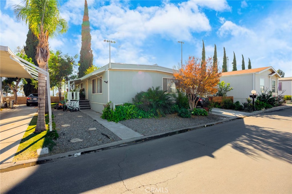 1155 South Riverside Avenue, Unit 39 Rialto, CA 92376 - Photo 4 of 37