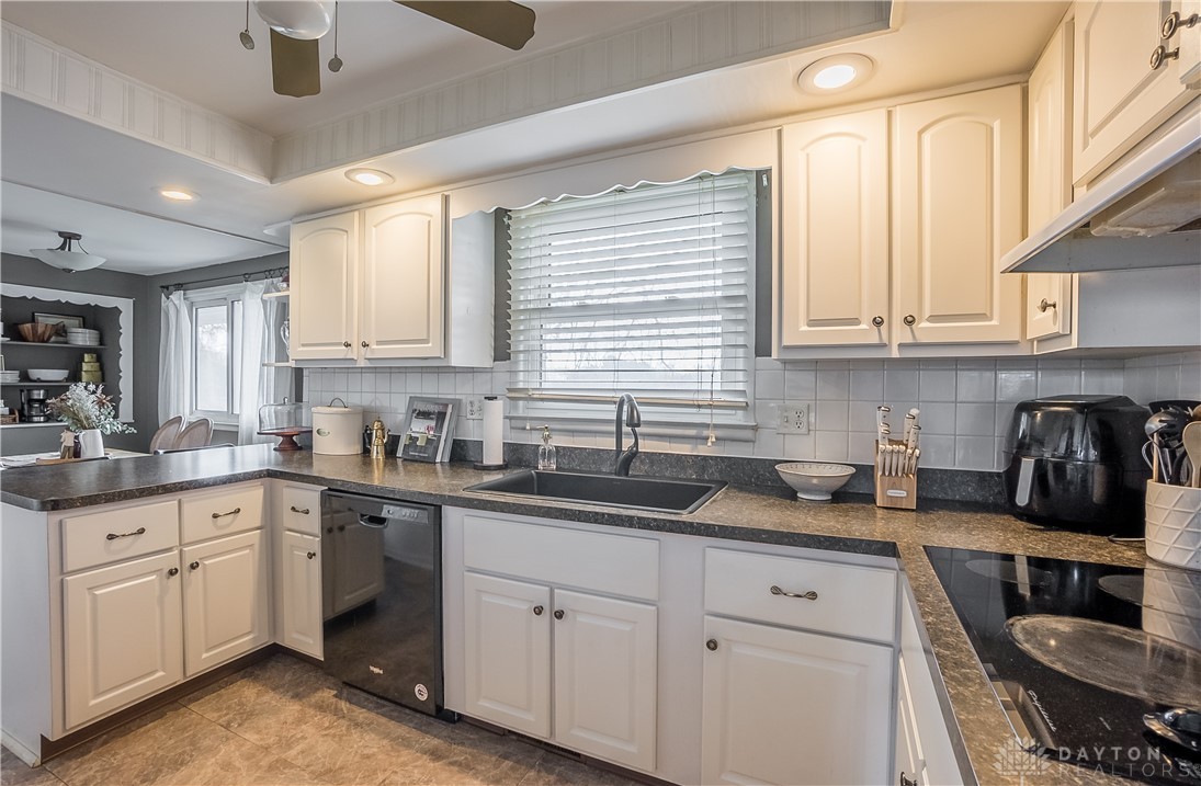 1833 East David Road Kettering, OH 45440 - Photo 16 of 47 Kitchen