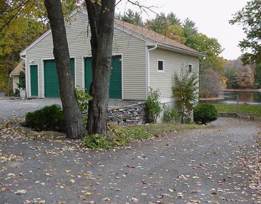 a view of a house with backyard and garden