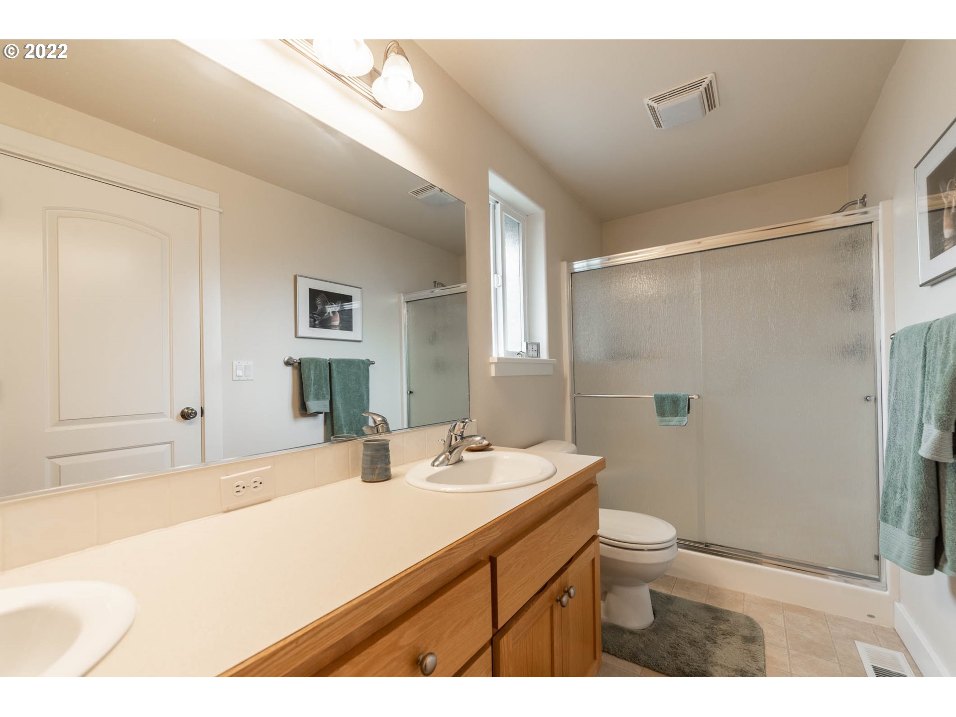 4019 Douglas Drive Springfield, OR 97478 - Photo 22 of 32 a bathroom with a sink a toilet a mirror and shower