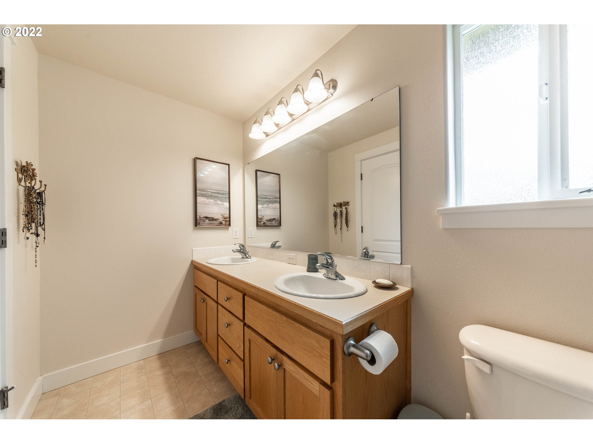 4019 Douglas Drive Springfield, OR 97478 - Photo 23 of 32 a bathroom with a sink a toilet and mirror