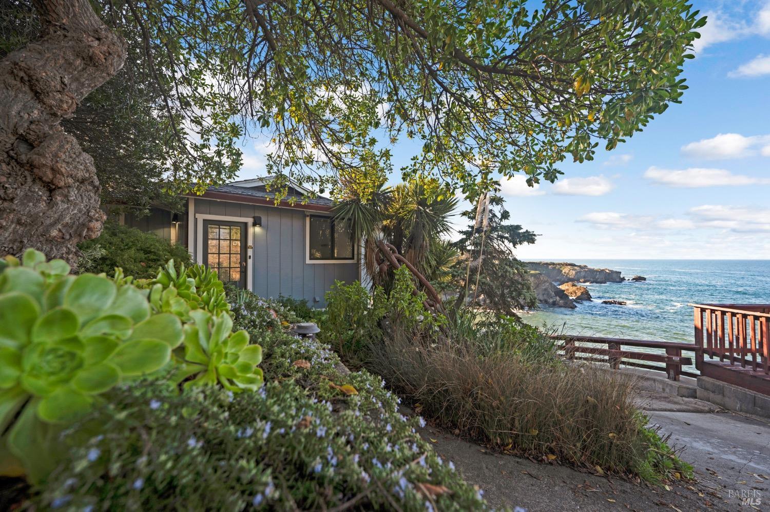 a view of a house with backyard and garden