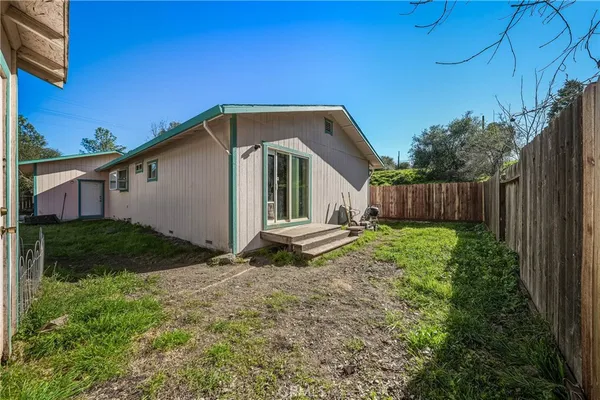a view of a house with backyard and garden