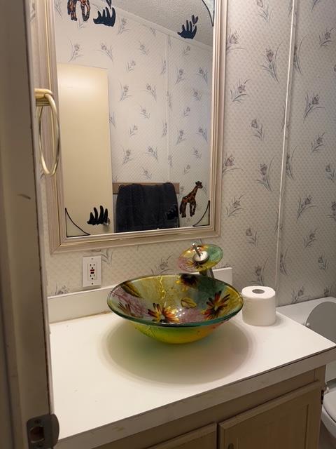 2500 Highway 59, Unit 270 Merced, CA 95348 - Photo 5 of 14 a bathroom with a sink and a mirror