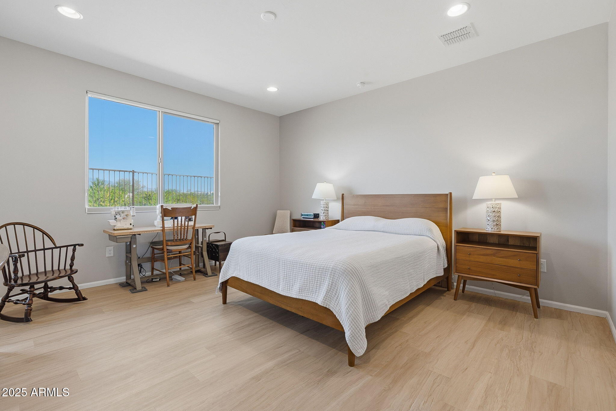 5439 South Sierra Prieta Trail Tucson, AZ 85747 - Photo 20 of 71 a spacious bedroom with a bed a table and chair