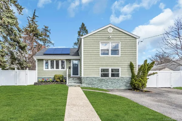 $739,000 | 25 Young Street, West Babylon, NY 11704