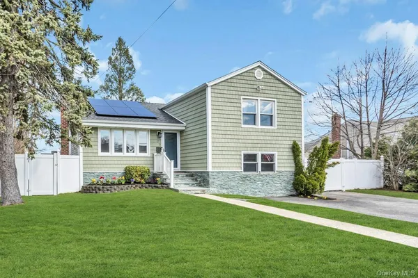 $739,000 | 25 Young Street, West Babylon, NY 11704