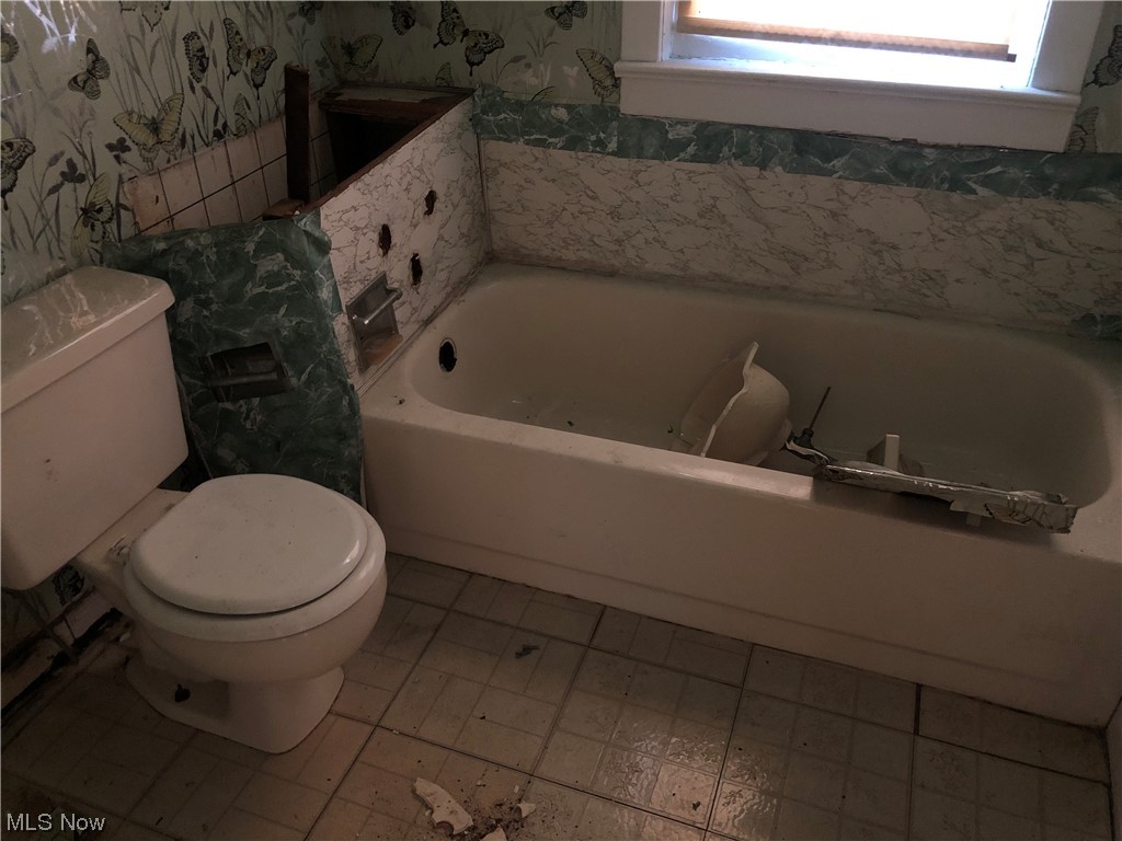 1029 Lakeview Road Cleveland, OH 44108 - Photo 10 of 22 Bathroom featuring tile floors, a bath to relax in, and toilet