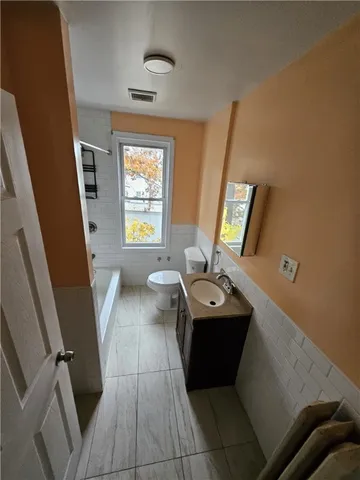 $2,000 | 38 Atlantic Avenue, Unit 2, Providence, RI 02907