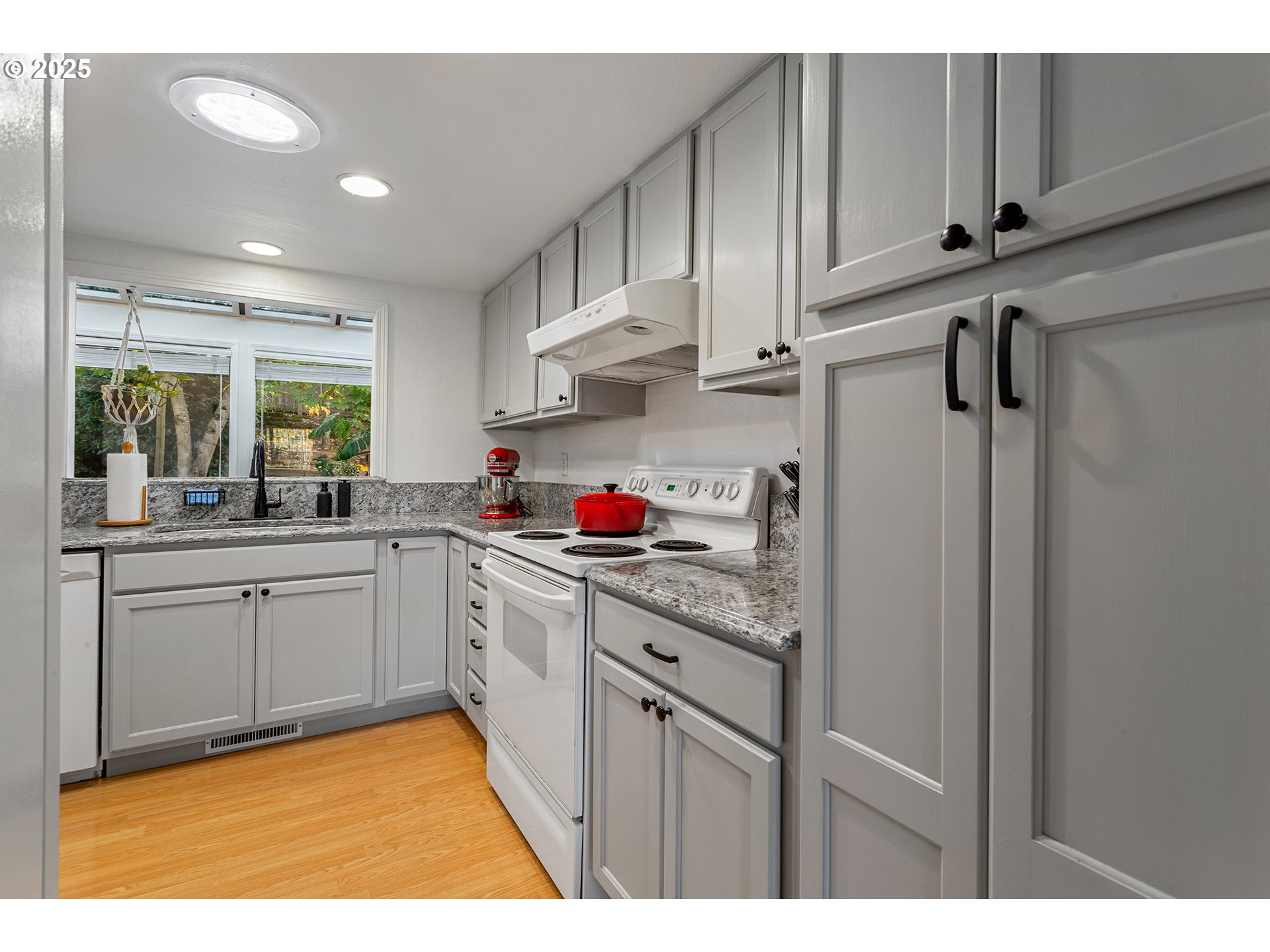 8405 Southwest Lori Way Beaverton, OR 97007 - Photo 17 of 48 a kitchen with cabinets and appliances