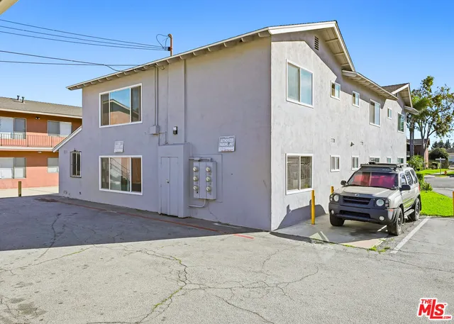 a view of a car park in front of house