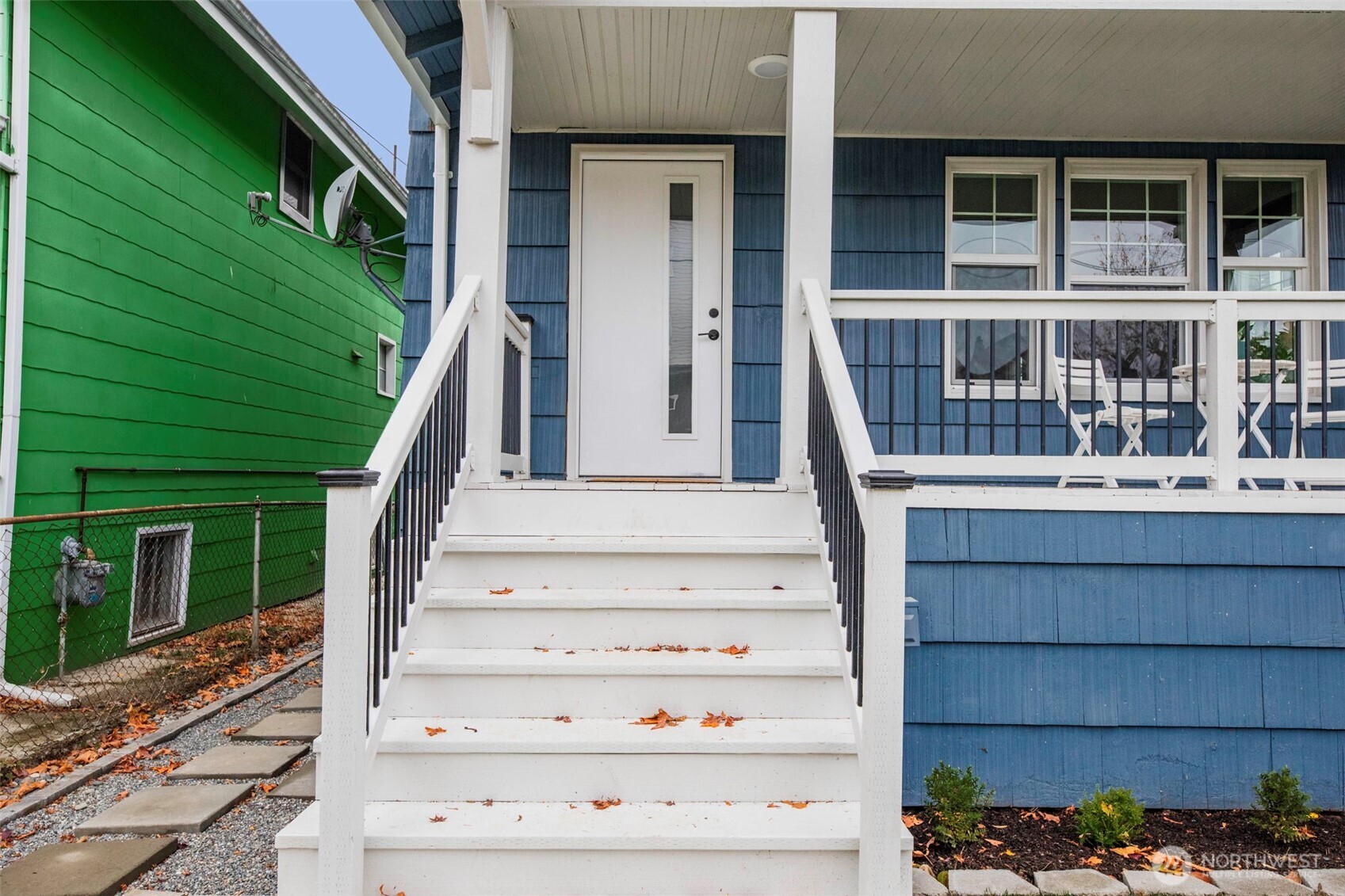 2813 15th Avenue South Seattle, WA 98144 - Photo 2 of 37 a view of entryway with a front door