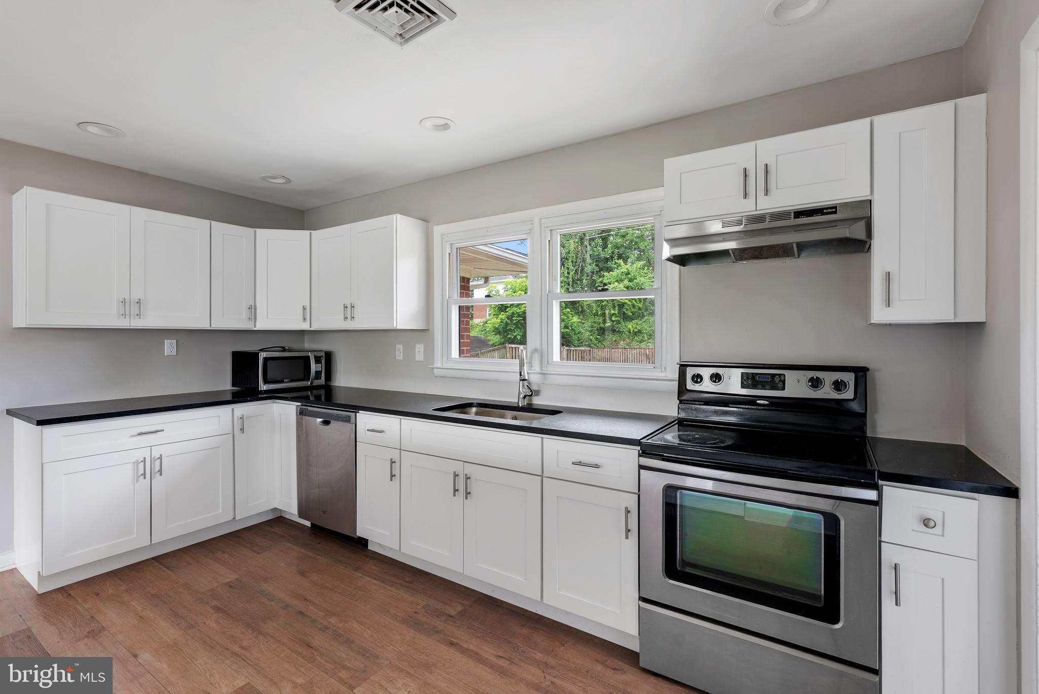 816 Providence Road Towson, MD 21286 - Photo 10 of 33 Stainless steel appliances