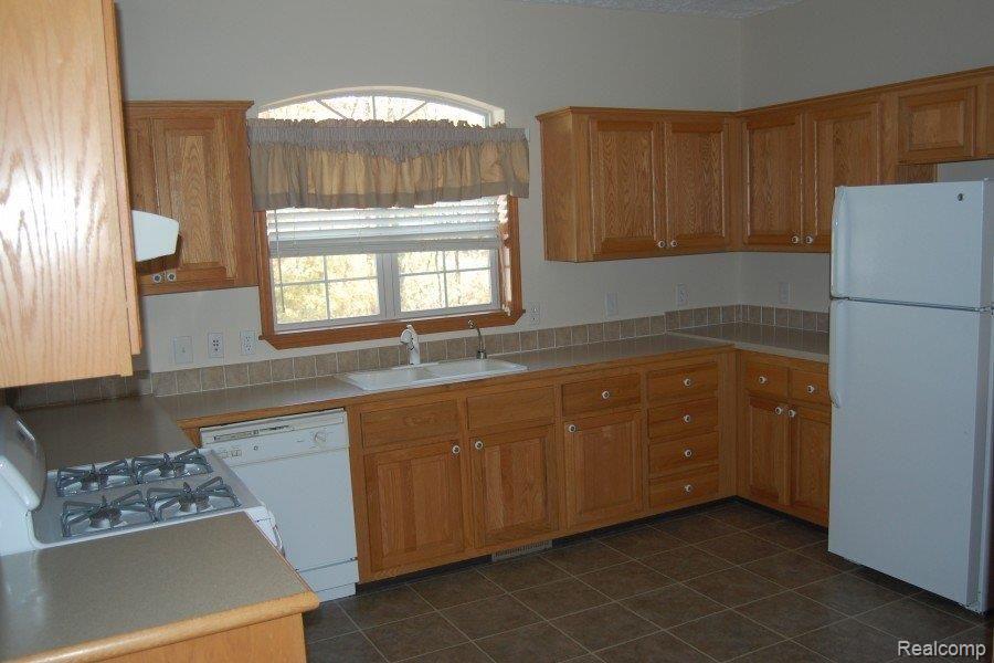 3098 East Coon Lake Road Howell, MI 48843 - Photo 10 of 16 Kitchen.jpg