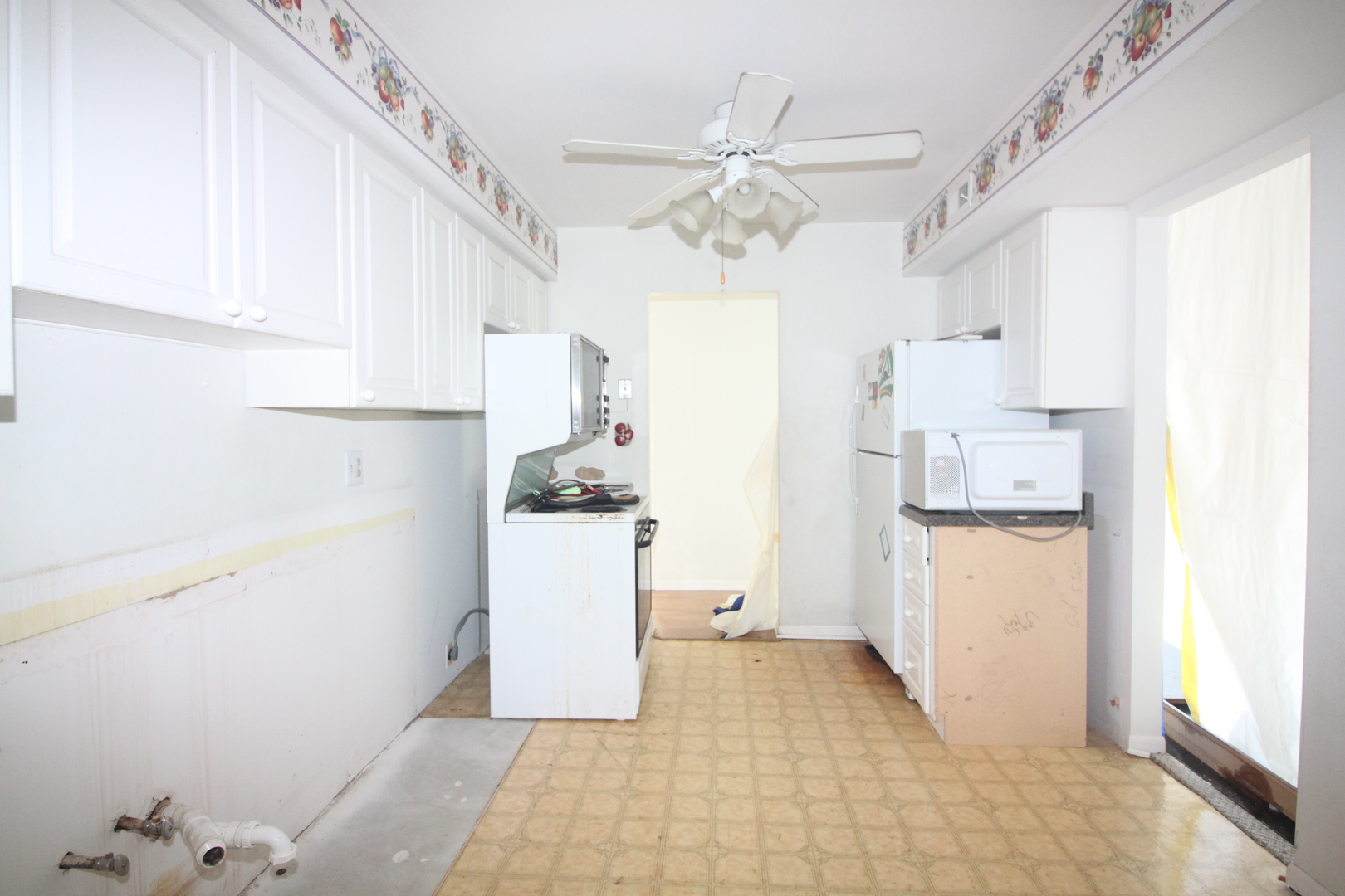 475 Shenstone Road, Unit 303 Riverside, IL 60546 - Photo 5 of 12 a view of a kitchen with wooden floor