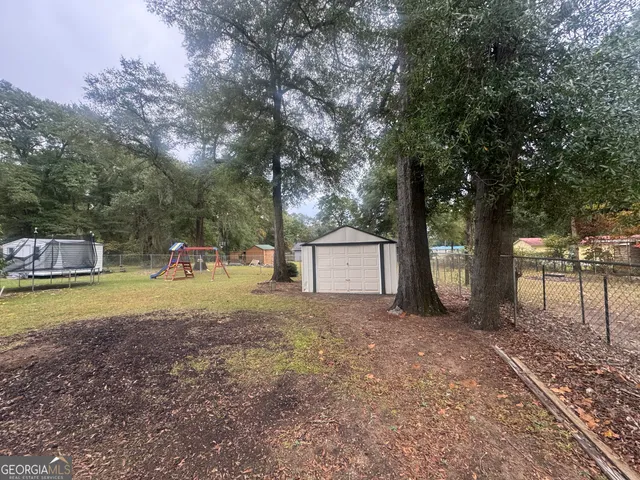 a view of a house with backyard