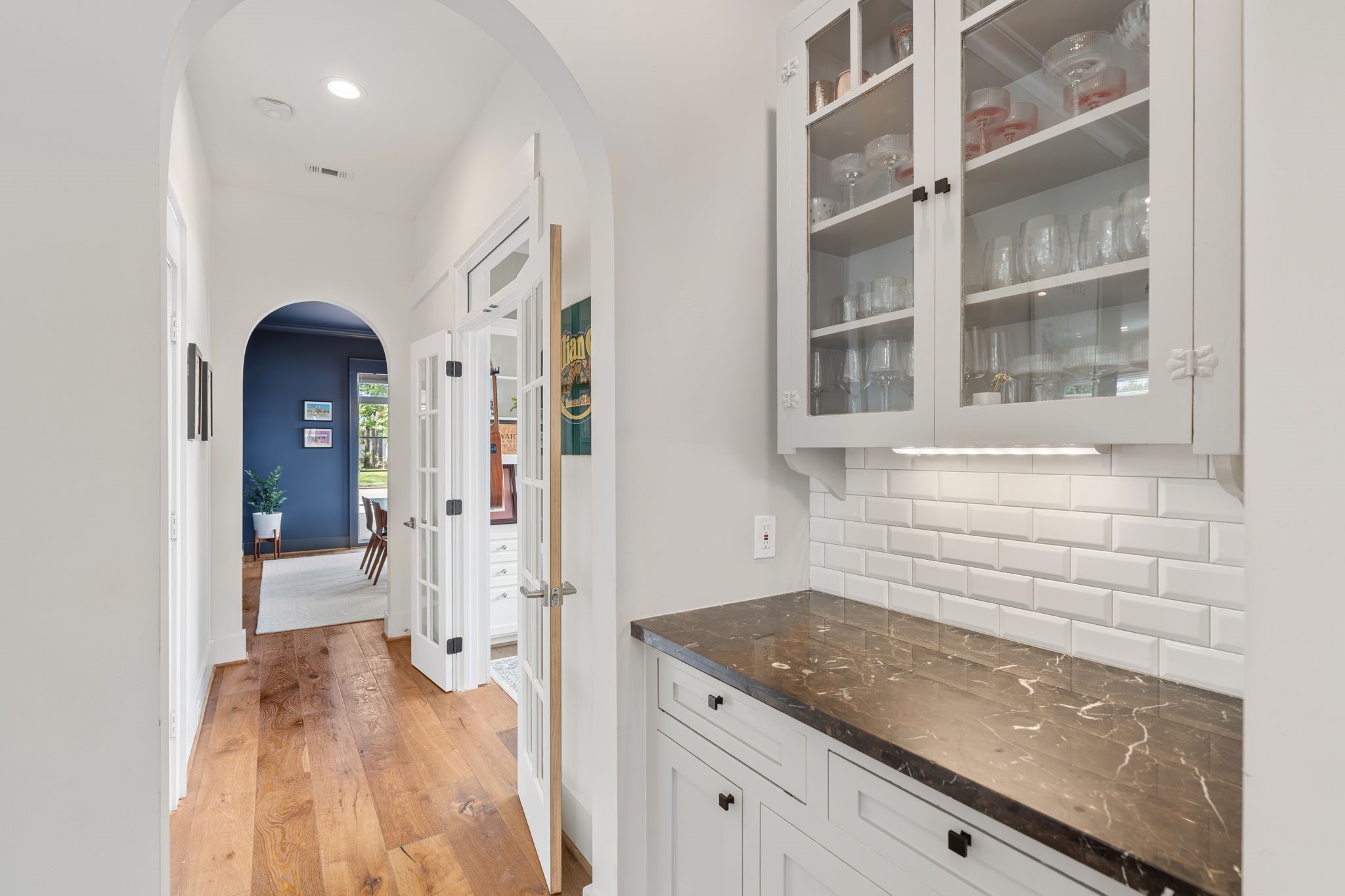 930 West 43rd Street Houston, TX 77018 - Photo 14 of 39 a view of a kitchen cabinets and a window