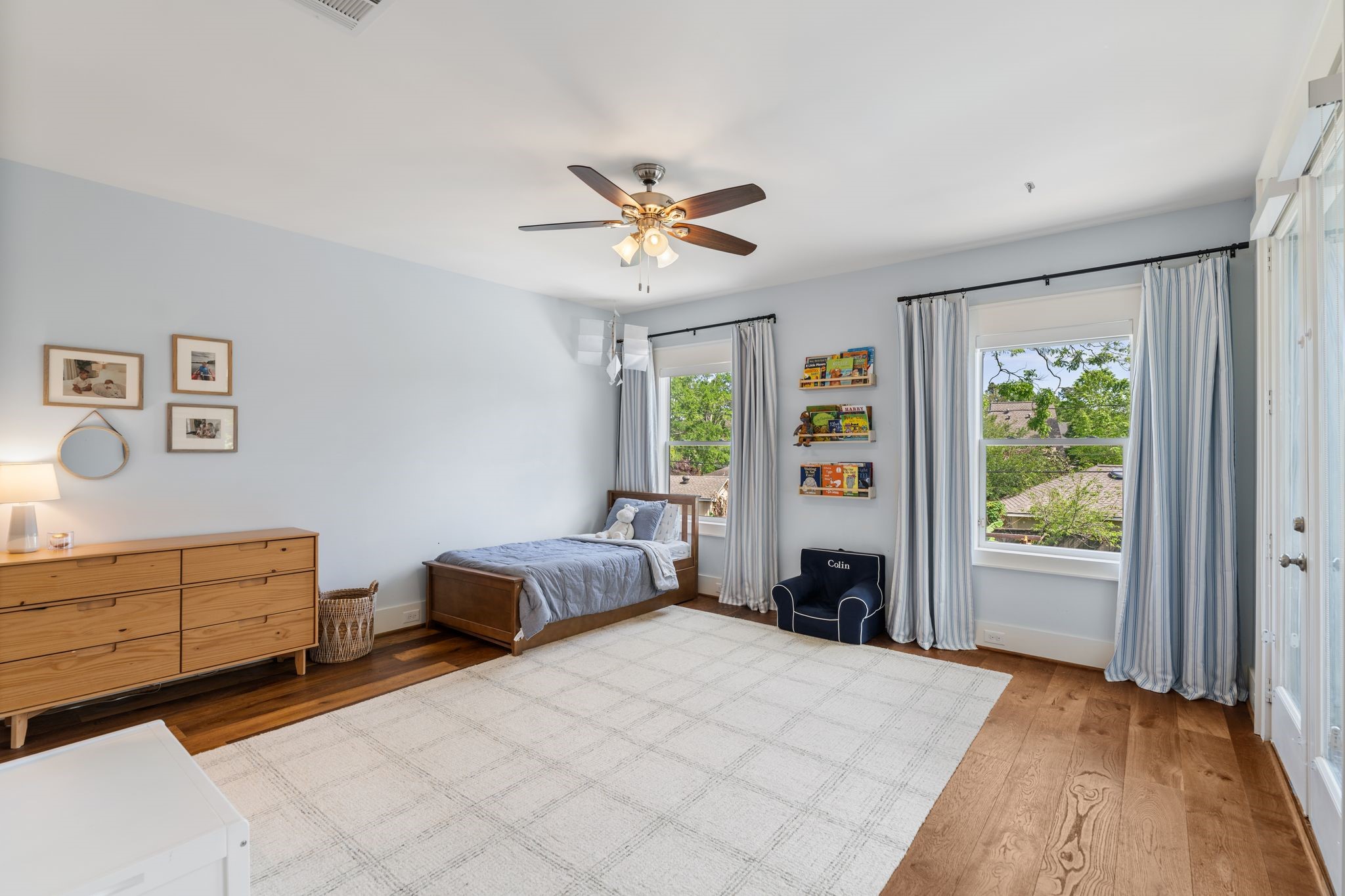 930 West 43rd Street Houston, TX 77018 - Photo 28 of 39 a bedroom with furniture and a window