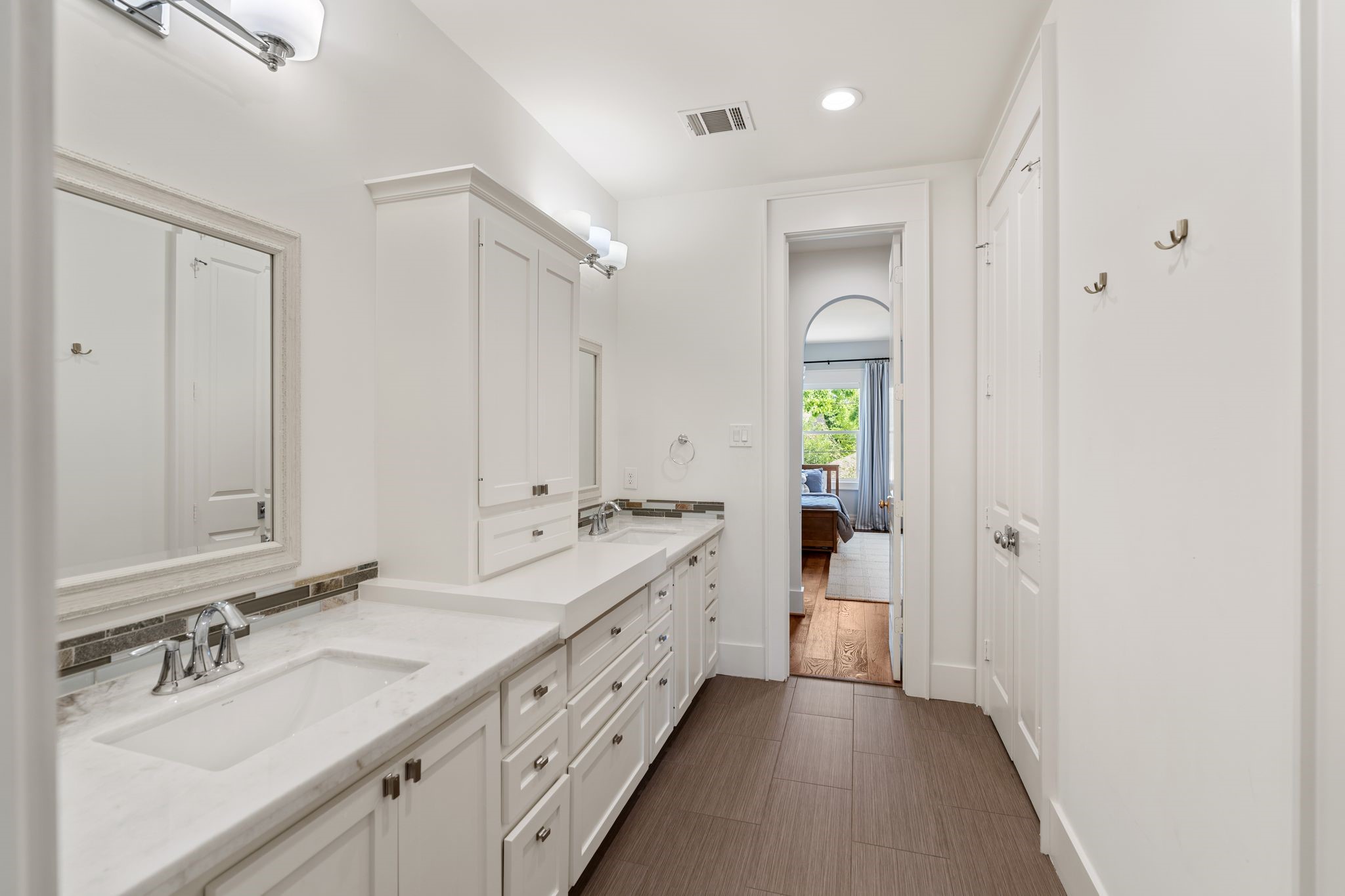 930 West 43rd Street Houston, TX 77018 - Photo 31 of 39 a bathroom with a double vanity sink and a mirror