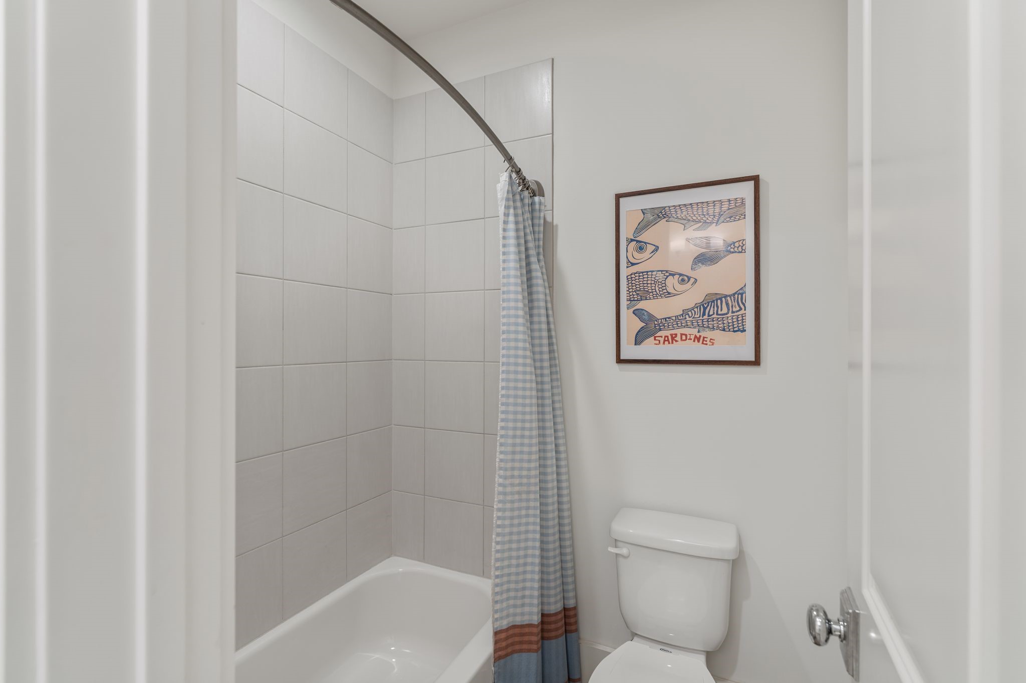 930 West 43rd Street Houston, TX 77018 - Photo 32 of 39 a bathroom with a toilet and a shower
