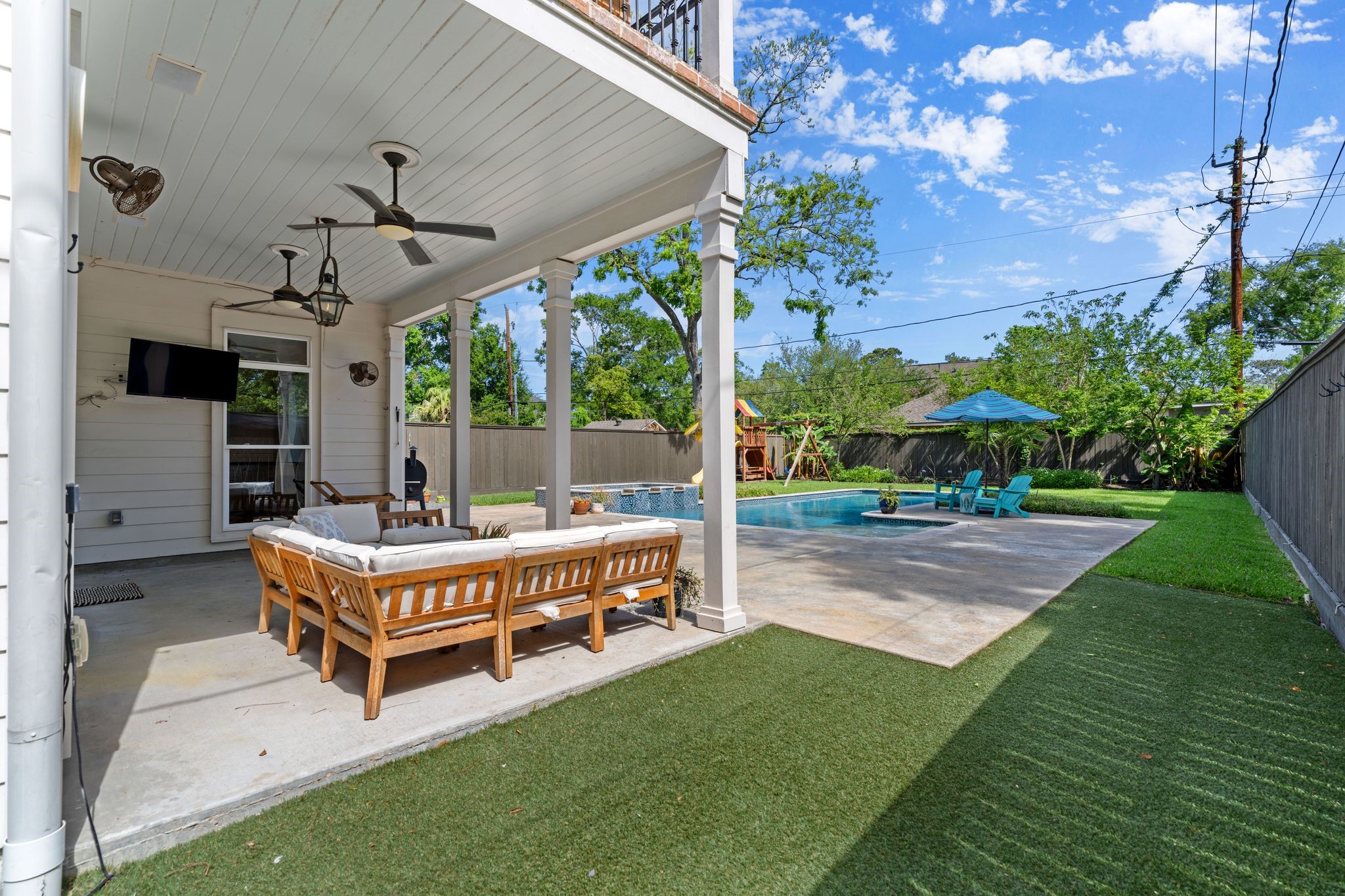 930 West 43rd Street Houston, TX 77018 - Photo 38 of 39 a backyard of a house with table and chairs