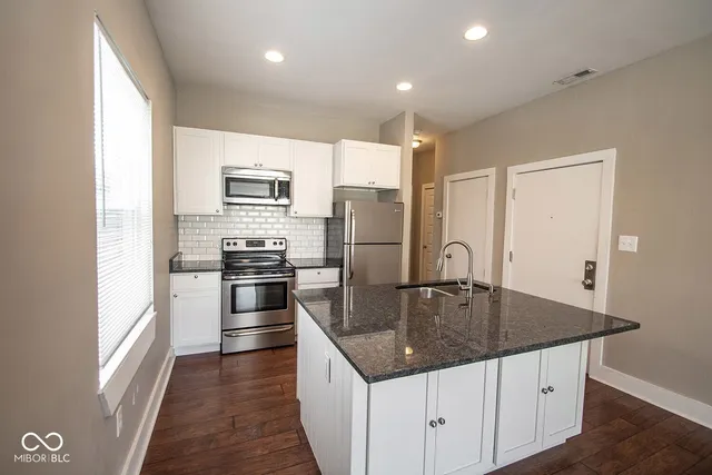 $949 | 2029 North College Avenue, Unit B, Indianapolis, IN 46202