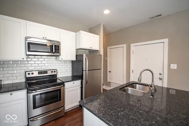 $949 | 2029 North College Avenue, Unit B, Indianapolis, IN 46202