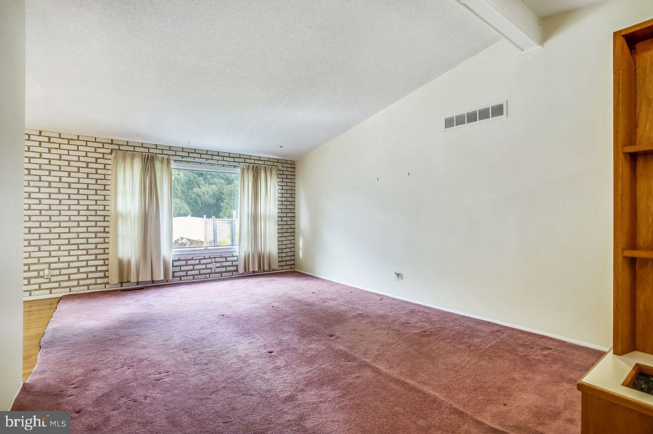 3418 Edcrest Road Baltimore, MD 21244 - Photo 11 of 30 Living Room