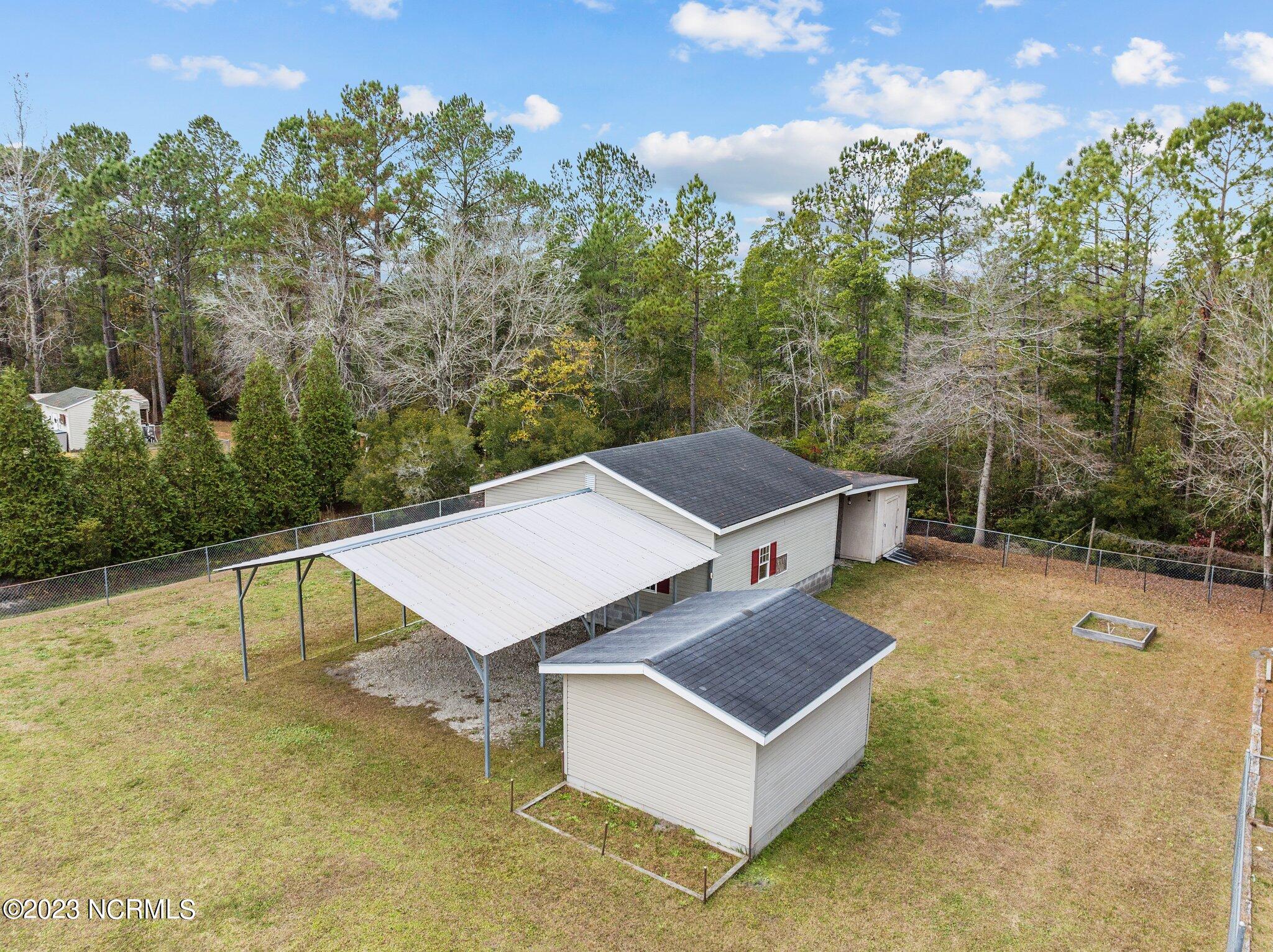 531 Greenacres Drive Hampstead, NC 28443 - Photo 33 of 45 Garage and carport